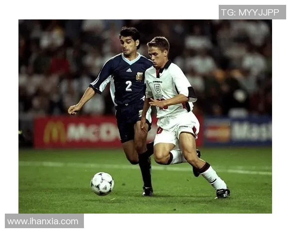 爆炸卷发足球球星赛场追风少年展现激情斗志与无限魅力